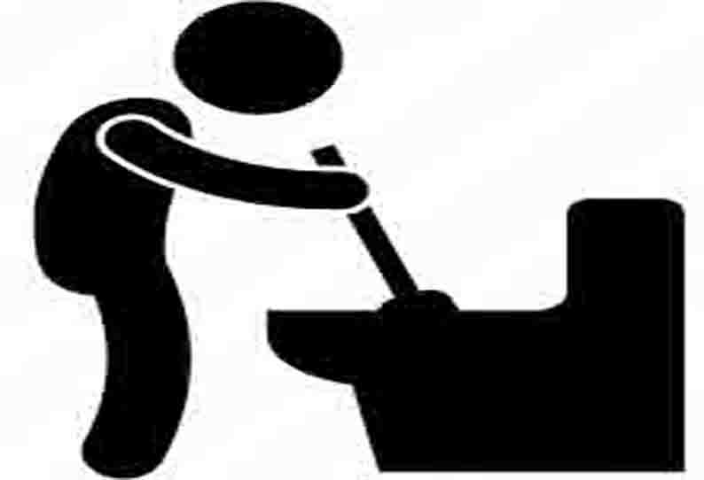 கழிப்பறையை சுத்தம் செய்த மாணவர்கள்….. வைரலாகும் வீடியோ…. ஈரோட்டில் பரபரப்பு…!!