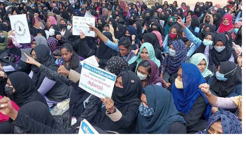 “ஹிஜாப் தடை” முஸ்லீம் மாணவிகள் போராட்டம்…. பெரும் பரபரப்பு…!!