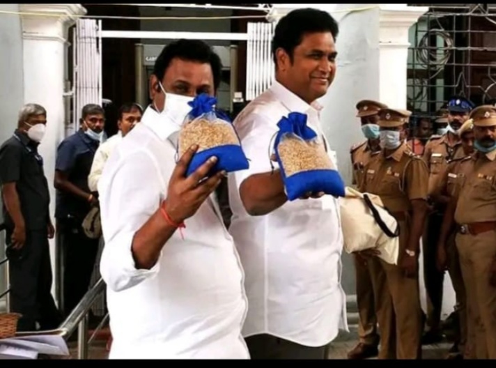 பாரம்பரிய நெல்லுடன் தலைமைச் செயலகத்திற்கு வருகை… வைரலாகும் புகைப்படம்…!!!