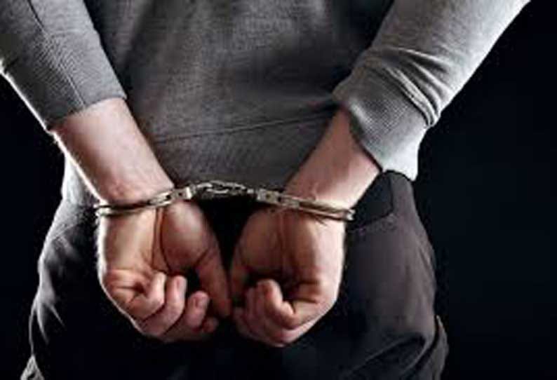 “அரைகுறை ஆடையுடன் இருந்த இளம்பெண்” போலீசாரின் அதிரடி சோதனை…. பெண் புரோக்கர் உள்பட 3 பேர் கைது…!!