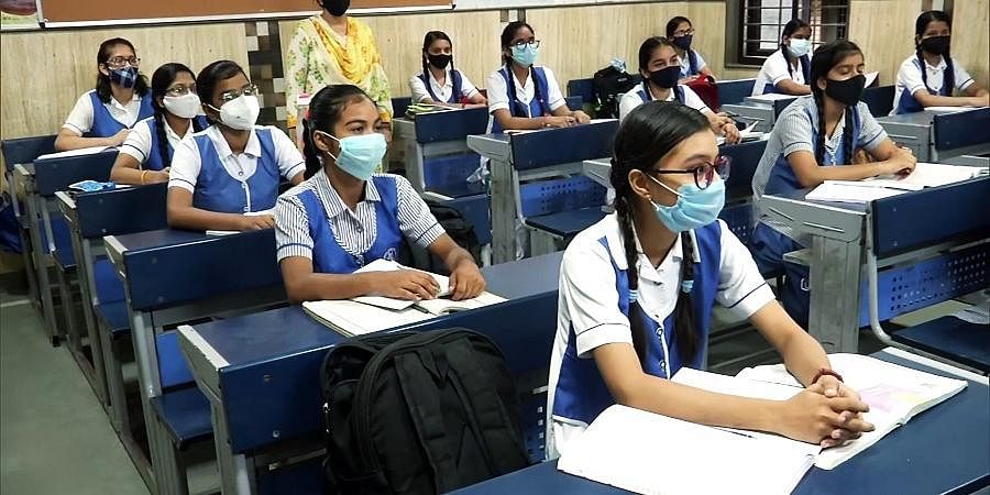 “மாதவிடாய் குறித்த கேள்வி”…. தமிழக ஆசிரியைகளை அதிர வைத்த கல்வித்துறை…!!!