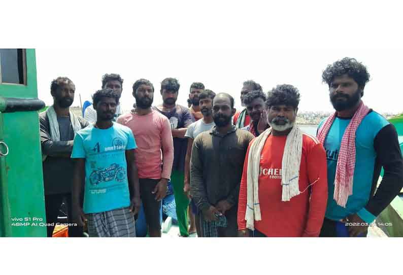 ஆழ்கடலில் மூழ்கிய விசைப்படகு…. உயிர்தப்பிய 13 மீனவர்கள்…. அரசுக்கு விடுத்த கோரிக்கை…!!