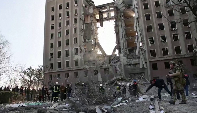 உக்ரைன் போர்… அரசாங்க கட்டிடத்தில் ஏவுகணை தாக்குதல்… 7 பேர் உயிரிழப்பு…!!!