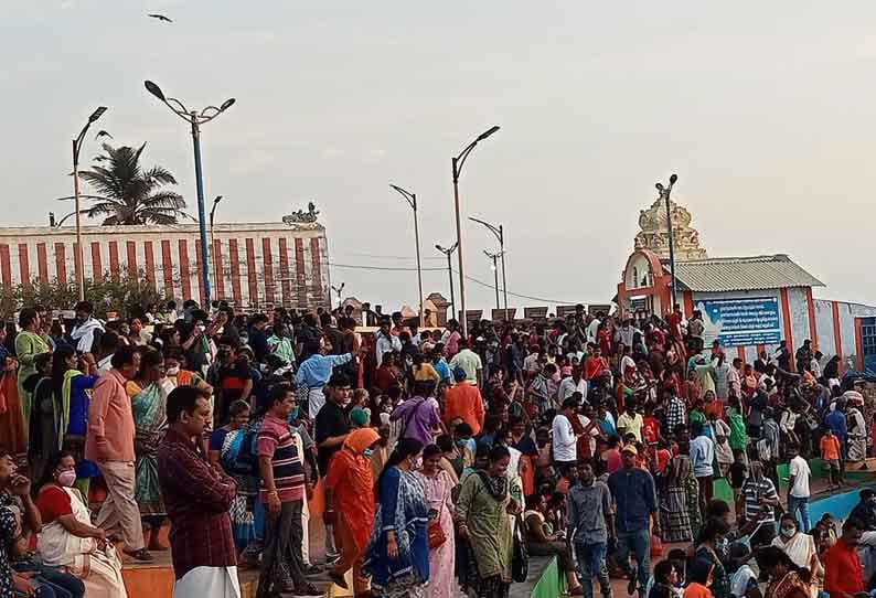 சூரிய உதயத்தை பார்க்க திரண்ட கூட்டம்….. விழாக்காலம் போல் காட்சியளித்த கன்னியாகுமரி…!!
