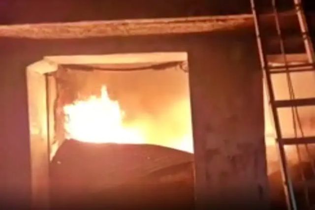 காலையிலேயே சோகம்….. மரக் கிடங்கில் திடீர் தீ விபத்து…. 11 பேர் பரிதாப பலி…. சோகம்…..!!!!!