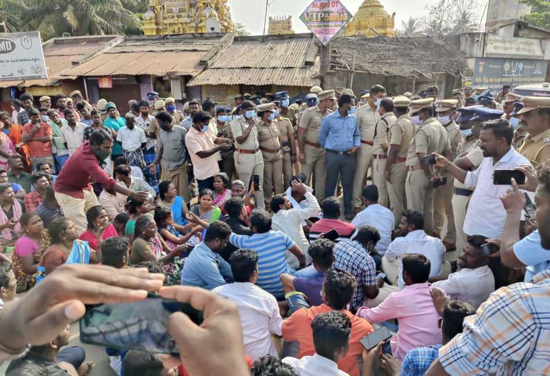 “இங்க இருந்த கொடிக்கம்பத்தை காணோம்”…. போராட்டத்தில் இறங்கிய  தொண்டர்கள்…. பெரும் பரபரப்பு…!!