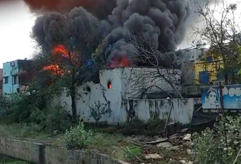 போராடிய 30-க்கும் மேற்பட்ட வீரர்கள்…. பயங்கர தீ விபத்து…. 1 கோடி ரூபாய் மதிப்புள்ள பொருட்கள் நாசம்….!!