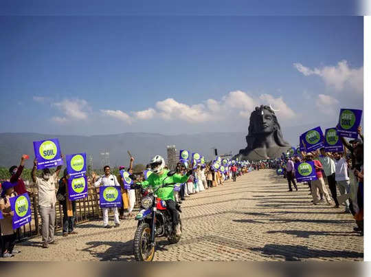 “மண் வளத்தை காக்க”… பைக்கில் வலம் வரும் ஜக்கி வாசுதேவ்… லண்டன் முதல் தமிழ்நாடு வரை…!!!