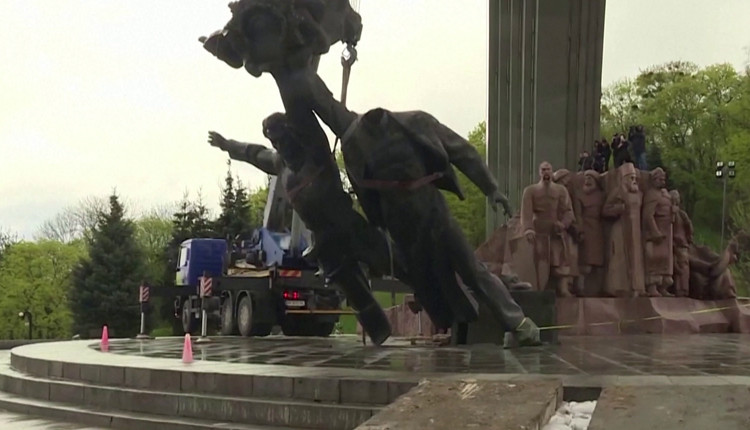 இனிமேல் இது இருந்து பயனில்லை…. அகற்றப்பட்ட நட்பின் நினைவுச்சின்னம்…. அதிரடி காட்டிய உக்ரைன்….!!