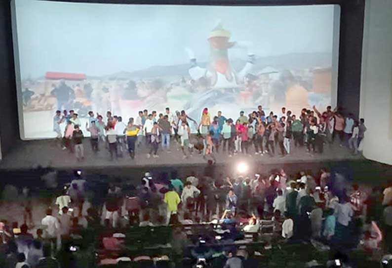 நடிகர் விஜய்யின் பீஸ்ட் திரைப்படம்…. தியேட்டரில் திரை கிழிப்பு…. பெரும் பரபரப்பு….!!