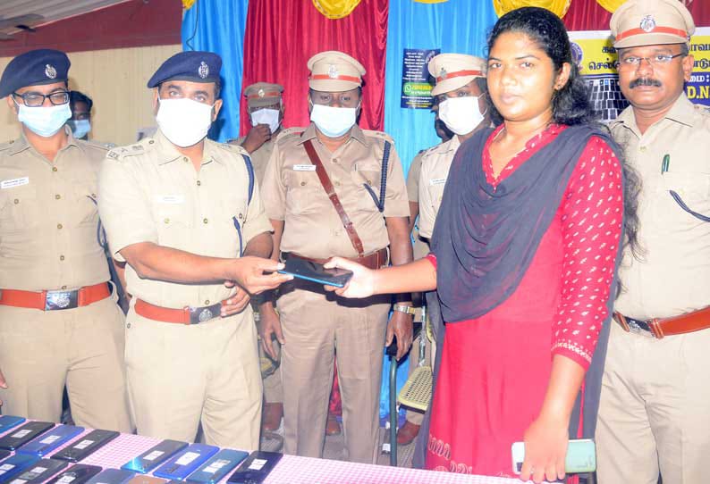15 லட்சம் மதிப்புள்ள செல்போன்கள்…. உரிமையாளர்களிடம் வழங்கிய போலீஸ் சூப்பிரண்டு….!!