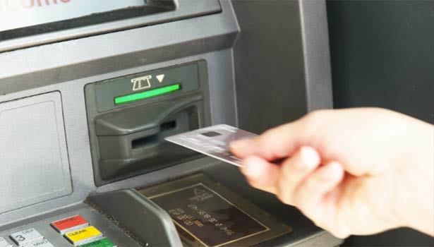 ஏடிஎமில் PIN நம்பரை வீட்டிலிருந்தே…. எப்படி மாற்றுவது…? வாங்க பார்க்கலாம்…!!!!