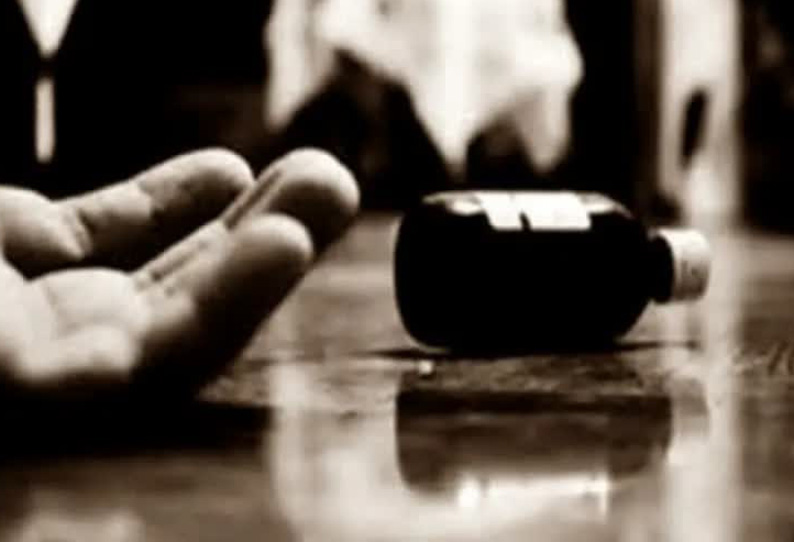 பள்ளி வளாகத்தில் வைத்து “சானிடைசர்” குடித்த 2 மாணவிகள்…. பரபரப்பு சம்பவம்…!!!