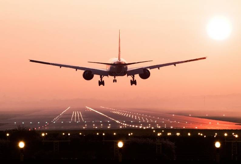 விமானத்தில் இருந்து இறக்கி விடப்பட்ட 8 பயணிகள்…. அதிகாரிகள் விசாரணை…. பரபரப்பு சம்பவம்…!!