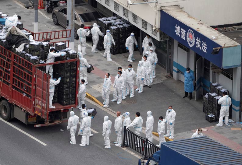 சீனாவில் புதிய உச்சத்தில் கொரோனா…. தற்கொலைகள் அரங்கேற்றம்…. போராட்டத்தில் ஈடுபடும் மக்கள்…!!!!!