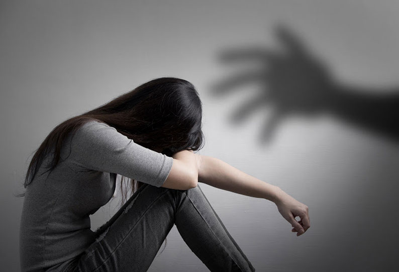 “கழிவறையில் வைத்து” 24 வயது இளம்பெண்ணை சீரழித்த 15 வயது சிறுவன்….. பெரும் பரபரப்பு சம்பவம்…..!!!!