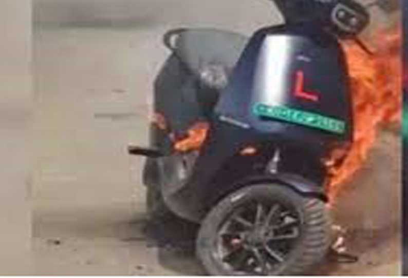 திடீரென வெடித்த எலெக்ட்ரிக் ஸ்கூட்டரின் பேட்டரி…. நொடியில் பறிபோன உயிர்…. பெரும் சோகம்…..!!!!!