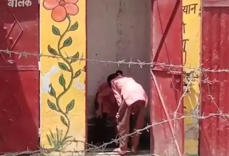 பள்ளி கழிவறையை சுத்தம் செய்யும் மாணவிகள்…. வெளியான அதிர்ச்சி சம்பவம்….எங்கு தெரியுமா….?