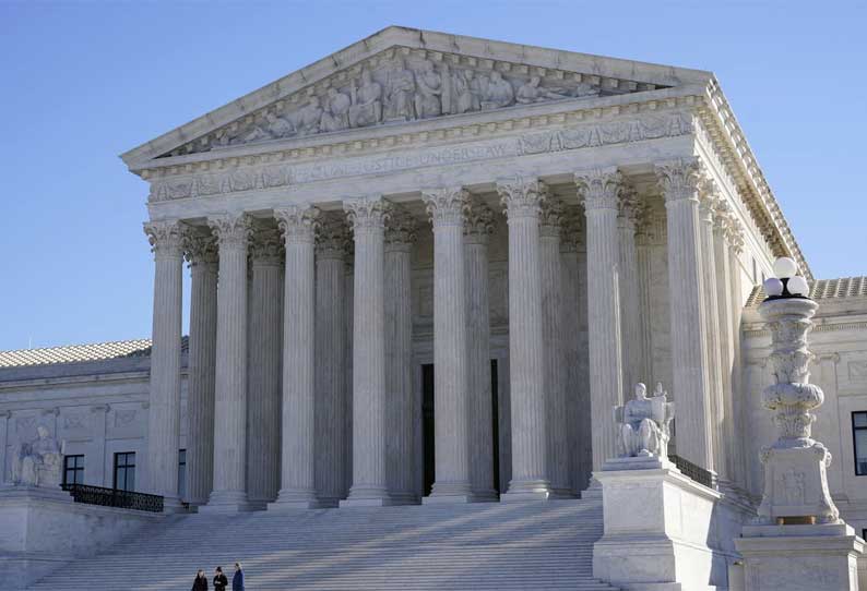 அமெரிக்காவில் பரபரப்பு…. சுப்ரீம் கோர்ட்டு முன்பு தீக்குளித்த நபர்… காரணம் என்ன…?