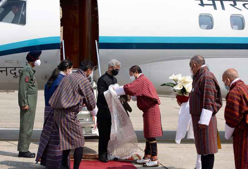 பூட்டான் பிரதமரை சந்தித்த ஜெய்சங்கர்…. இரு தரப்பு உறவுகள் குறித்து பேச்சுவார்த்தை…!!!