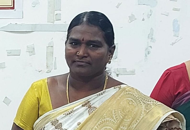 நிலைத்தடுமாறிய கார்…. கோர விபத்தில் துணை மாவட்ட ஆட்சியர் பலி…. பெரும் சோகம்….!!