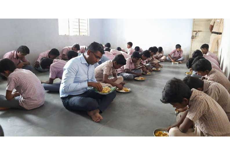 மாணவர்களுடன் உணவருந்திய கலெக்டர்….. விடுதி காப்பாளருக்கு கடும் எச்சரிக்கை….!!