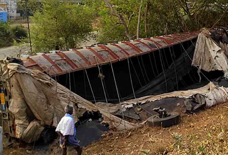 மணல் ஏற்றி வந்த லாரி…. திடீரென நடந்த விபரீதம்…. போலீஸ் விசாரணை….!!