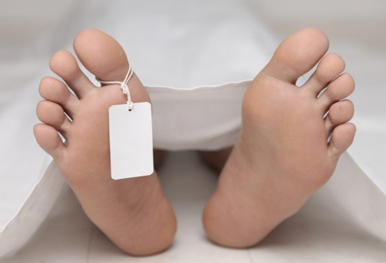 குளிக்க சென்ற பெண்…. குடும்பத்திற்கு காத்திருந்த பேரதிர்ச்சி…. போலீஸ் விசாரணை….!!