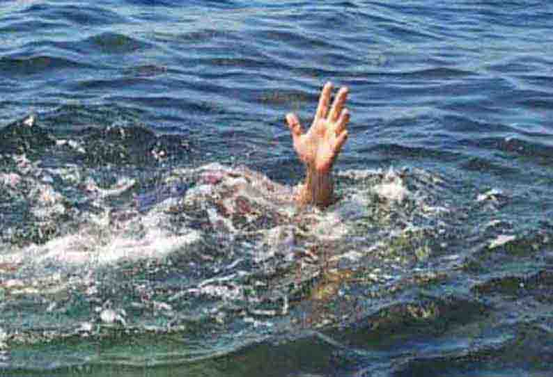 குளிப்பதற்கு சென்ற மாணவன்…. பெற்றோருக்கு காத்திருந்த பேரதிர்ச்சி…. தீவிர விசாரணையில் போலீஸ்….!!!!