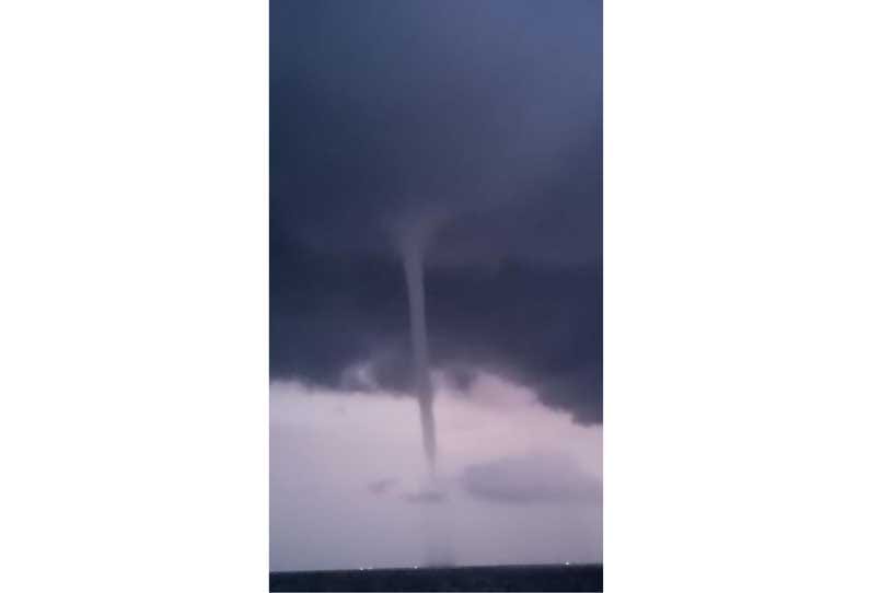 இடி மின்னலுடன் கூடிய பலத்த கனமழை…. கடல் நீரை மேகம் உறிஞ்சும் அதிசய நிகழ்வு…. சமூக வலை தளங்களில் வைரல்…!!!