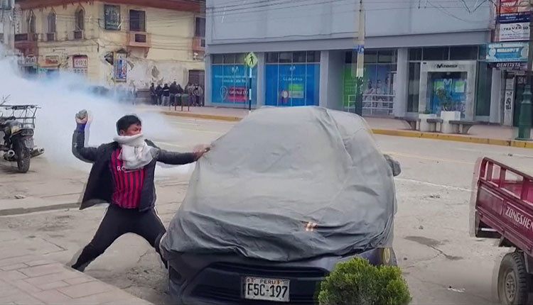 பெரு நாட்டில் எரிபொருள் விலை அதிகரிப்பு…. போராட்டத்தில் வெடித்த கலவரம்…!!!