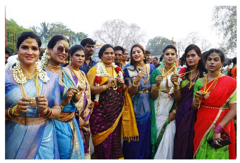 பிரசித்தி பெற்ற கோவில்….. தாலிக் கட்டிக்கொண்ட திருநங்கைகள்…. சிறப்பாக நடைபெற்ற திருவிழா….!!