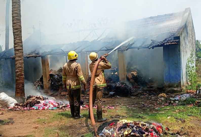 “சமையல் செய்து கொண்டிருந்த வாலிபர்” திடீரென வெடித்த கேஸ் சிலிண்டர்…. தீயணைப்புத் துறையினரின் முயற்சி….!!