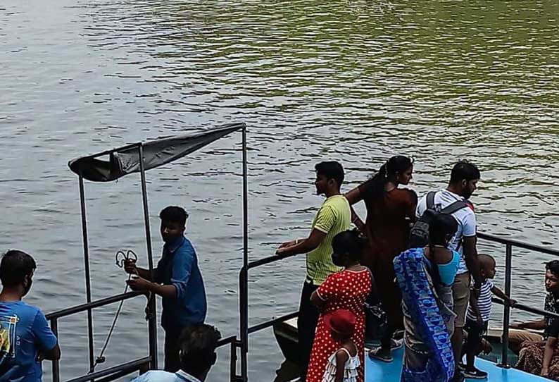 திடீரென நிறுத்தப்பட்ட படகு சவாரி…. ஏமாற்றத்தில் சுற்றுலா பயணிகள்….!!!