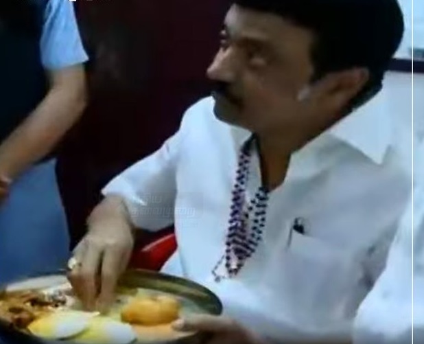 JUST IN: நரிக்குறவர் இல்லத்தில்…. இட்லி சாப்பிட்ட முதல்வர் ஸ்டாலின்….!!!!