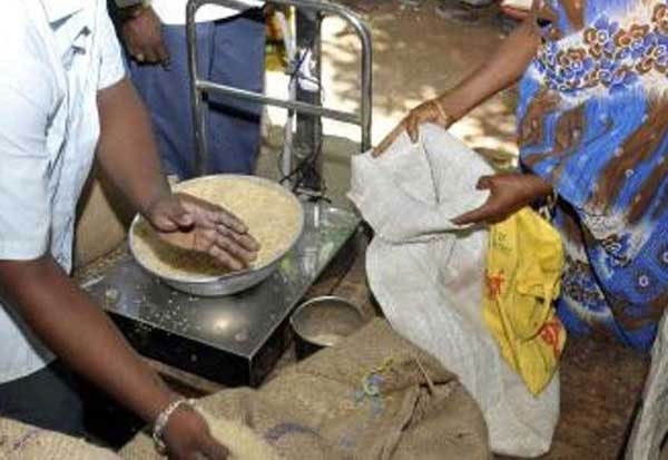 ரேஷன் பொருளால் அதிர்ச்சி…. சமைத்து சாப்பிட்ட 3 பேர் கவலைக்கிடம்…. பெரும் பரபரப்பு…..!!!!