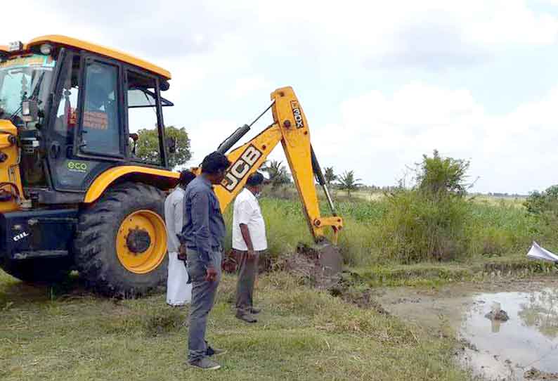 “இது எல்லாம் ஏறி” நடைபெறும் ஆக்கிரமிப்பு  பணிகள்…. பார்வையிட்ட அதிகாரிகள்….!!