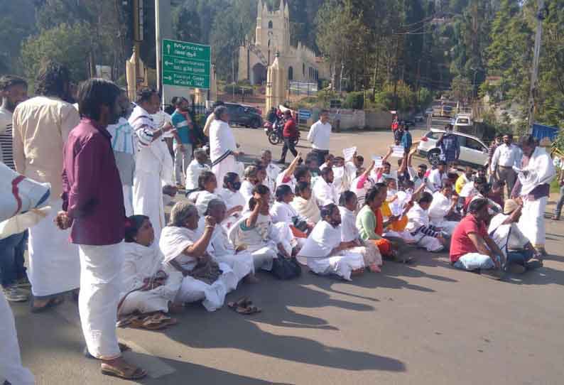 மாணவியிடம் அத்துமீறிய “ஹெட் மாஸ்டர்”…. போராட்டத்தில் ஈடுபட்ட பழங்குடியின மக்கள்…. பெரும் பரபரப்பு…!!!