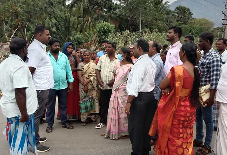 ஓடையில் இருந்த ஆக்கிரமிப்புகள்…. அகற்றும் பணியில் அதிகாரிகள்…. பொதுமக்கள் எதிர்ப்பு தெரிவித்ததால் பரபரப்பு…!!!