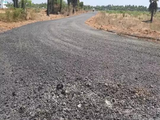 தரமற்ற தார்சாலைகள்…. 2% கமிஷன் கொடுத்த ஒப்பந்ததாரர்?…. சமூக வலைததலங்களில் வைரல்….!!!!