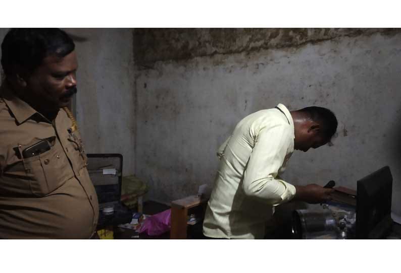 “ஒரே நாளில்” அடுத்தடுத்த 4 கடைகள்…. மர்மநபர்கள் கைவரிசை…. போலீஸ் வலைவீச்சு….!!