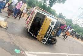 தலைக்கீழாக கவிழ்ந்த வேன்… உயிர் தப்பிய ஓட்டுனர்…!!!