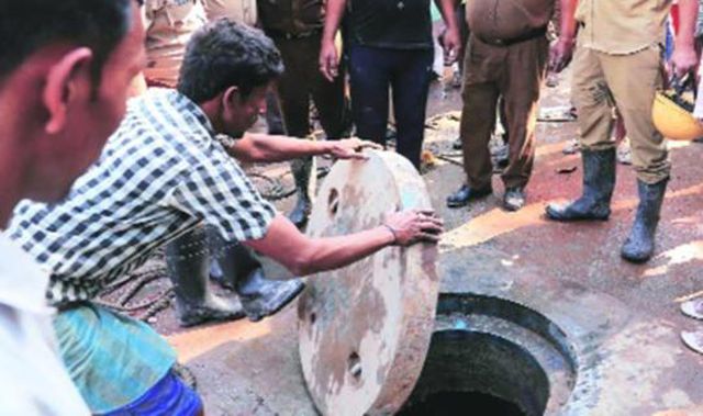 சாக்கடைக்குள் தங்கம் இருக்கு…. பாதாள சாக்கடைக்குள் இறங்கிய இருவர்…. நொடியில் பறிபோன உயிர்….!!!!