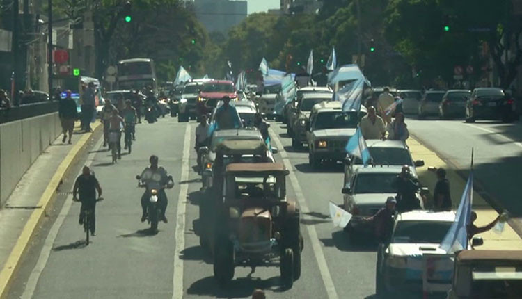 அர்ஜென்டினாவில் மெகா பேரணி…. அதிபரை எதிர்த்து விவசாயிகள் போராட்டம்…!!!