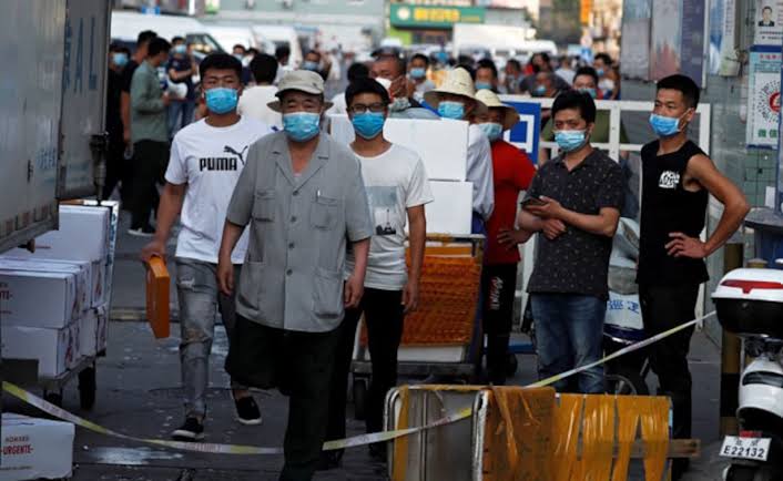 மீண்டும் ஊரடங்கா….? சீக்கிரம் எல்லாத்தையும் வாங்குங்க…. பரபரப்பில் பீஜிங் மக்கள்….!!!