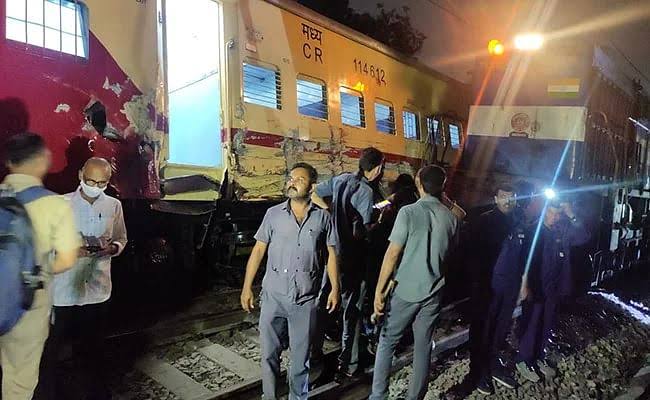 திடீரென தடம்புரண்டு விபத்துக்குள்ளான புதுச்சேரி எக்ஸ்பிரஸ்…. பயணிகளின் கதி என்ன?….!!!!