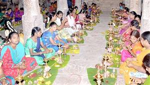 அனைவரும் நன்றாக வாழவேண்டும்…. நடைபெற்ற திருவிளக்கு பூஜை…. கலந்து கொண்ட பக்தர்கள்….!!!