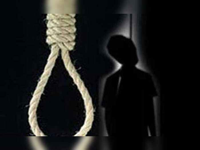 “ஆன்லைன் சூதாட்டம்” ரூ.2,00,000 வரை போச்சு…. ஓட்டல் ஊழியரின் விபரீத முடிவு….!!