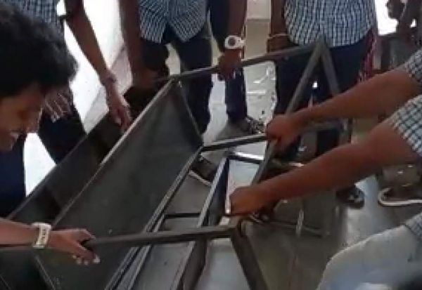 மேசையை உடைத்த…. “12ஆம் வகுப்பு மாணவர்கள்”…. எதனால் இப்படி செய்தீர்கள்?…ஆர்டிஓ விசாரணை..!!