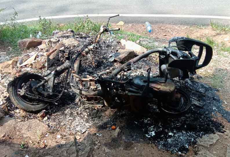 எரிந்து சாம்பலான ஸ்கூட்டர்…. வியாபாரிக்கு காத்திருந்த அதிர்ச்சி…. போலீஸ் விசாரணை…!!